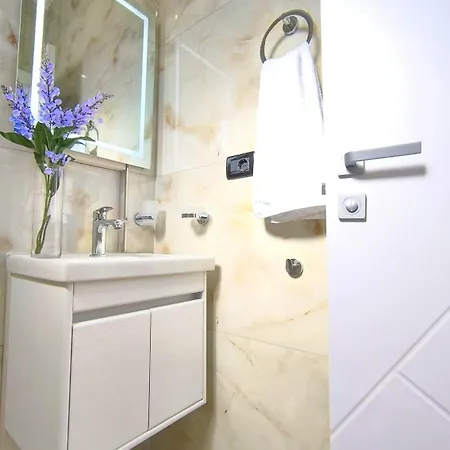 New Apartment Close To Sea And Downtown Vlore Exterior photo